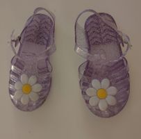 Lila Bade-Sandalen mit Blümchen, Grösse 25