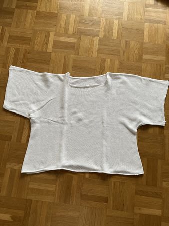 Weisses Shirt in Strickoptik