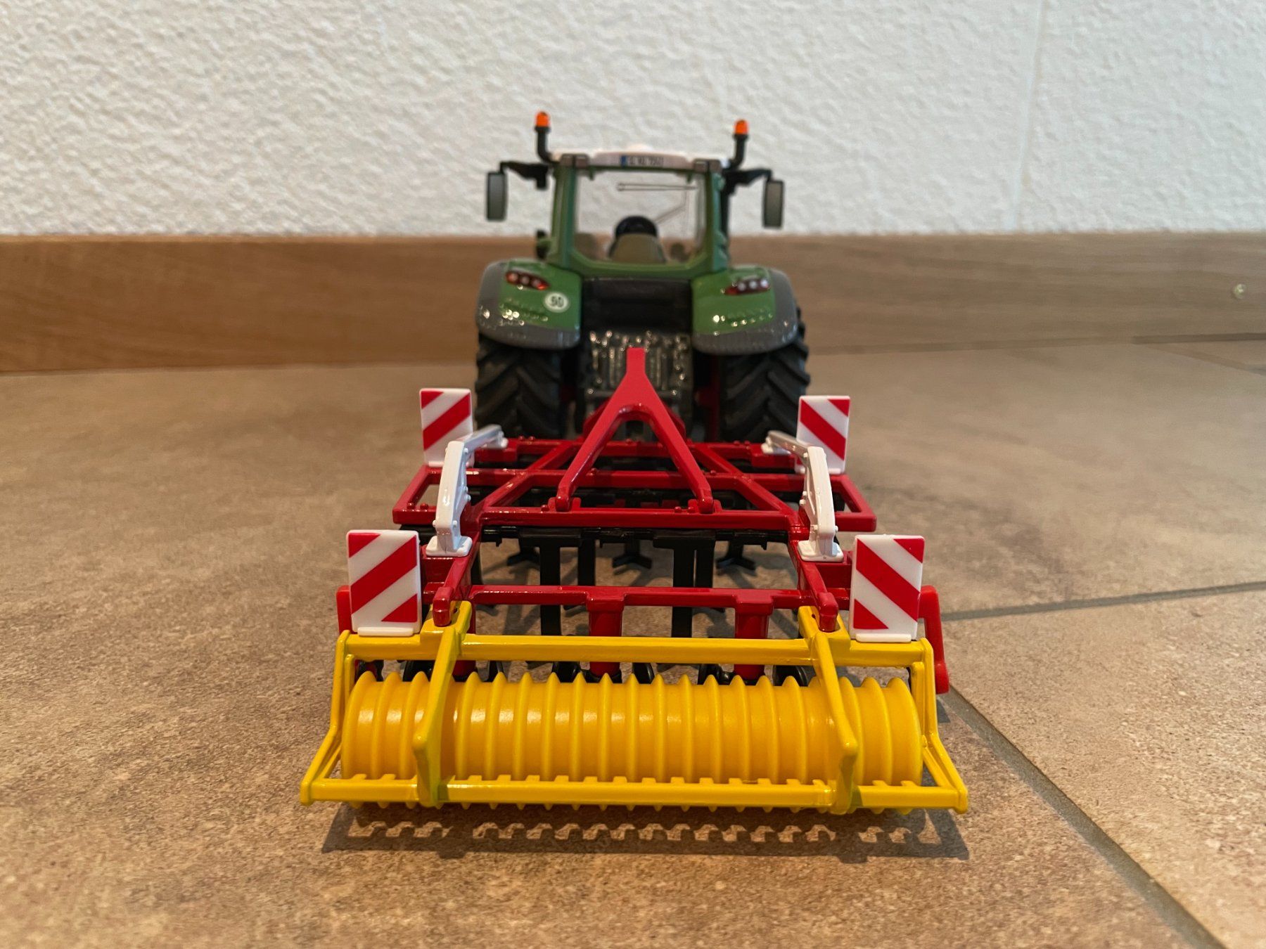 Fendt Trattori: SIKU Fendt 724 mit Grubber – Nuovo e nell'imballaggio originale da Kreuzlingen venduto da Stefan1150 3