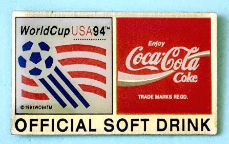 Coca-Cola Plaketten & Abzeichen: Coca-Cola Pin Fussball WM1994 – Gebraucht aus Pfäffikon ZH von Colacity