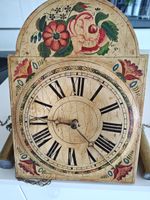 Wanduhr mit schönem Blumenmuster und römischen Ziffern