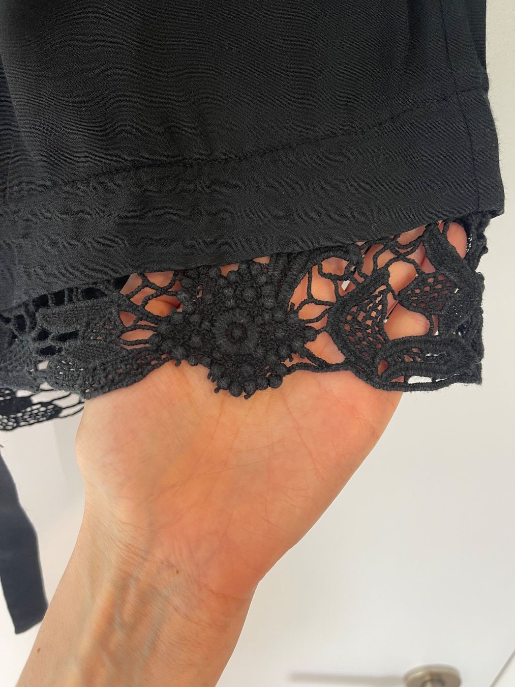 Iro Pantaloni: Schwarze Damen Shorts von IRO, Gr. 38 – Usato da Zizers venduto da sarah_1987 2