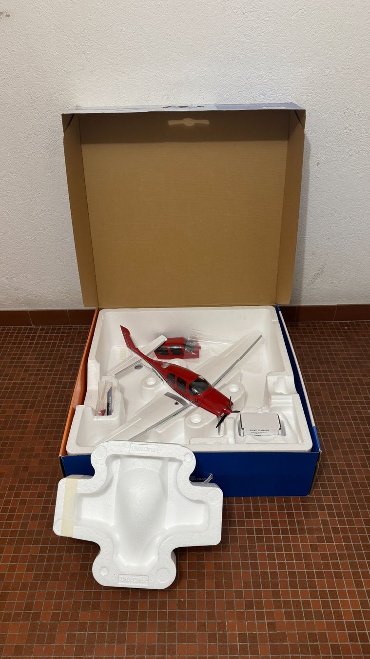E-Flite Modellismo RC: UMX Cirrus SR22T – Usato da St-Sulpice VD venduto da babou79 1