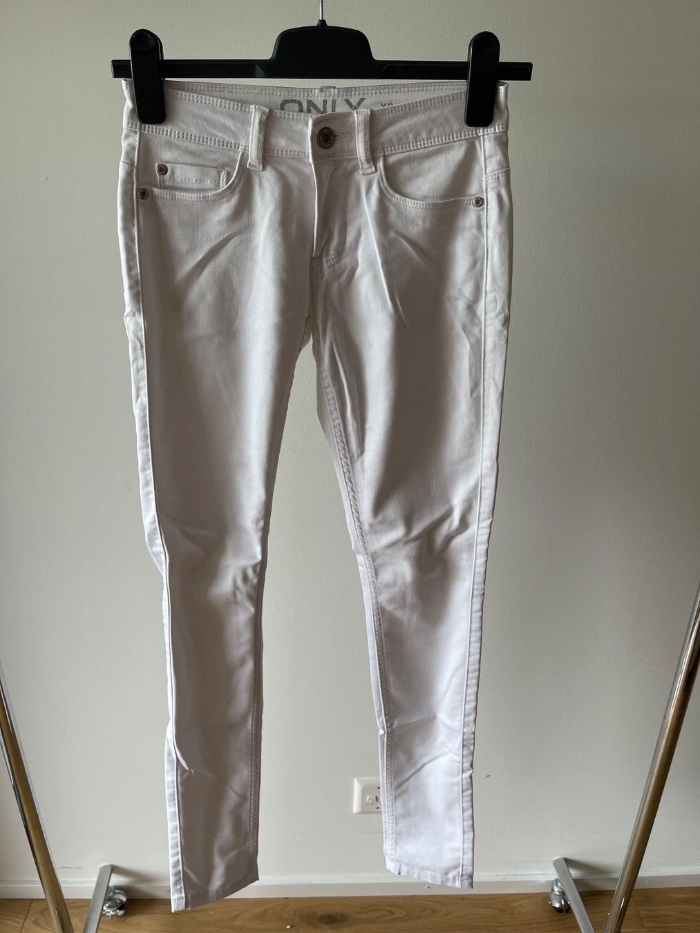 Only Hosen: Weisse Hose von Only Gr. XS – Gebraucht aus Schönenwerd von d.chiara