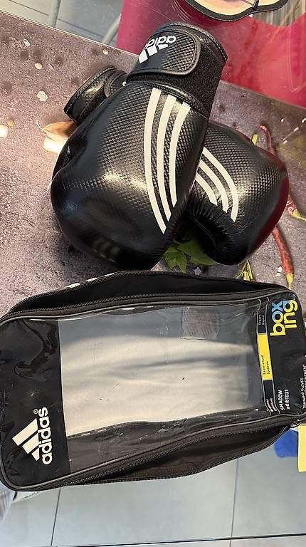 Adidas Guanti & manicotti: Guantoni da boxe Adidas mai usati – Nuovo e nell'imballaggio originale da Rivera venduto da xvisio 1