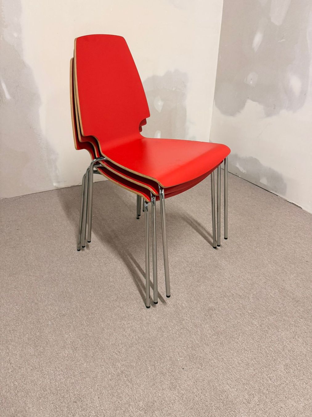 Ikea Stühle: 1x Ikea Vilmar Stuhl in rot, stapelbar – Gebraucht aus Rickenbach ZH von Der-Insider