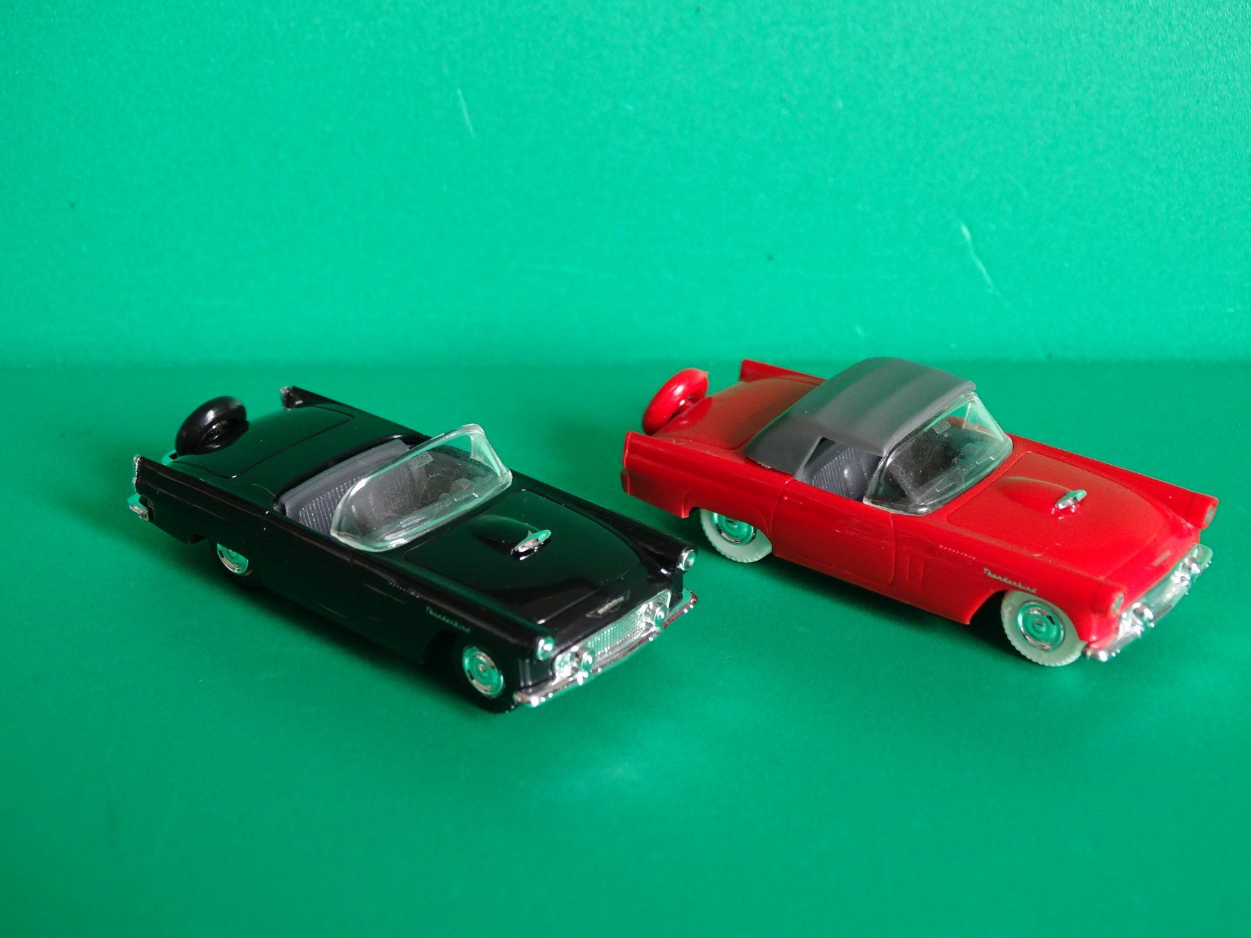 Praliné Modellini d'auto: 2 x Ford T-Bird von Praliné 1/87 – Usato da Bretzwil venduto da Meex 1