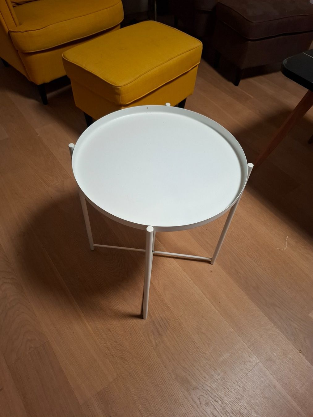 Ikea Tavoli: Beistelltisch • IKEA GLADOM • weiss – Usato da Zürich venduto da Rasenmaeeher 1