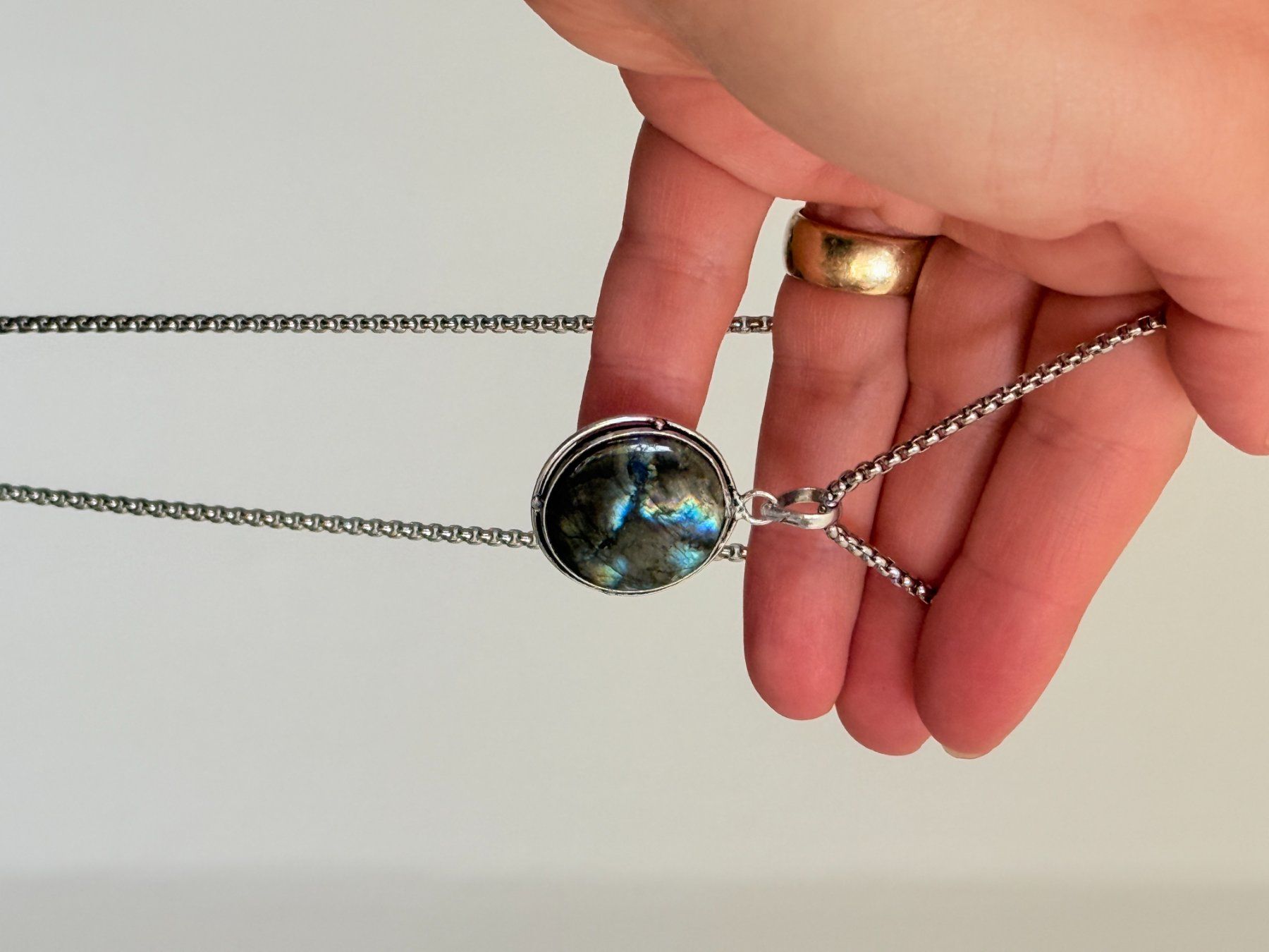 Ketten: Collier avec pendentif labradorite – Neu und originalverpackt aus Genève von AGBERG 6