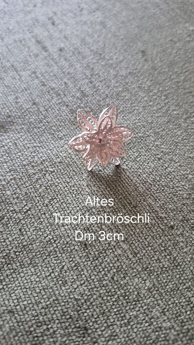 Spille & Fermagli: Silberne Trachtenbrosche, fein ziseliert, Dm 3cm – Nuovo (secondo la descrizione) da Burgdorf venduto da carodesign1