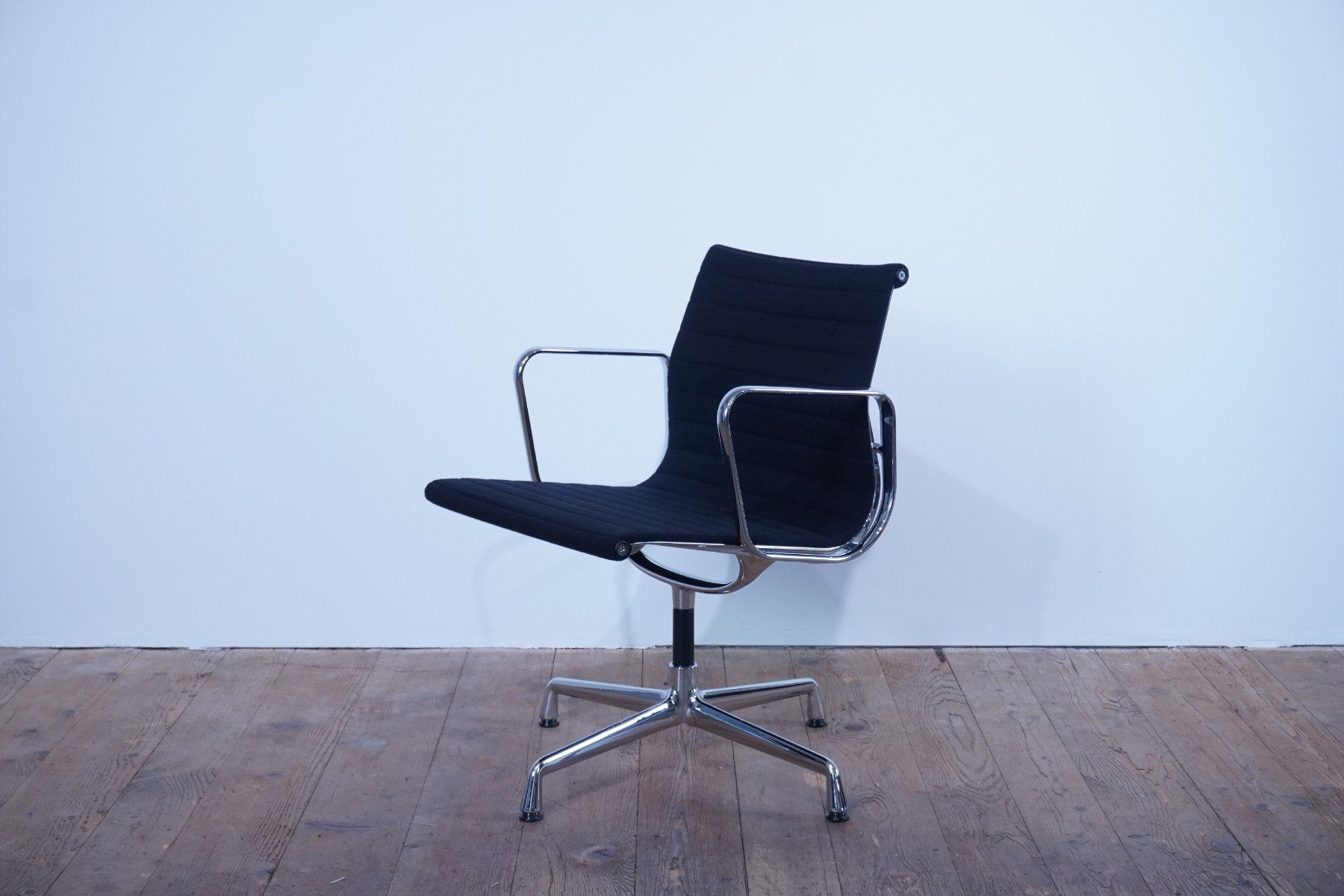 Vitra Sedie: Vitra Eames Alu Chair EA108 Hopsak nero – Usato da Bad Zurzach venduto da QLASSIQ
