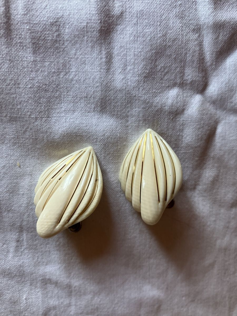 Ohrringe & -stecker: Vintage Ohrclips Knochen mit Golddraht – Gebraucht aus Bassersdorf von groovygremlin