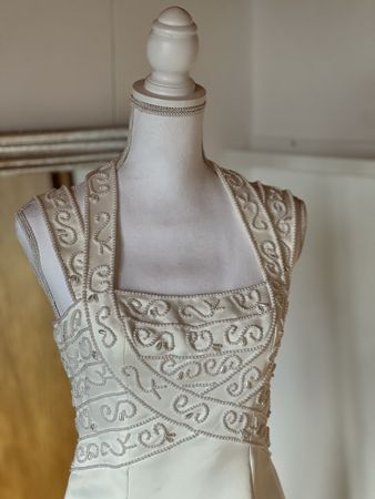 Hochzeitskleid mit Perlen und Bolerojäcken