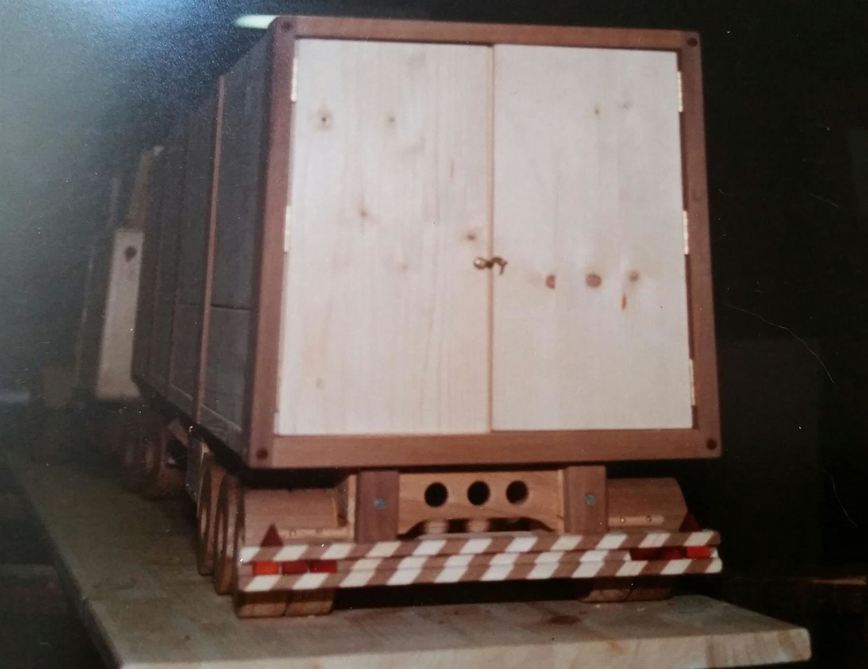 Kit di modellismo & Modellini statici: USA Tracker aus Holz – Nuovo (secondo la descrizione) da Embrach venduto da Olympia52 2