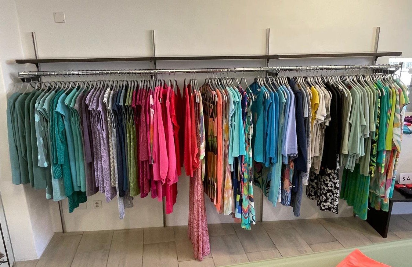 Garderobe: Kleider-Wandstangen, Ladenbausystem – Gebraucht aus Langnau i. E. von flexibus77 1