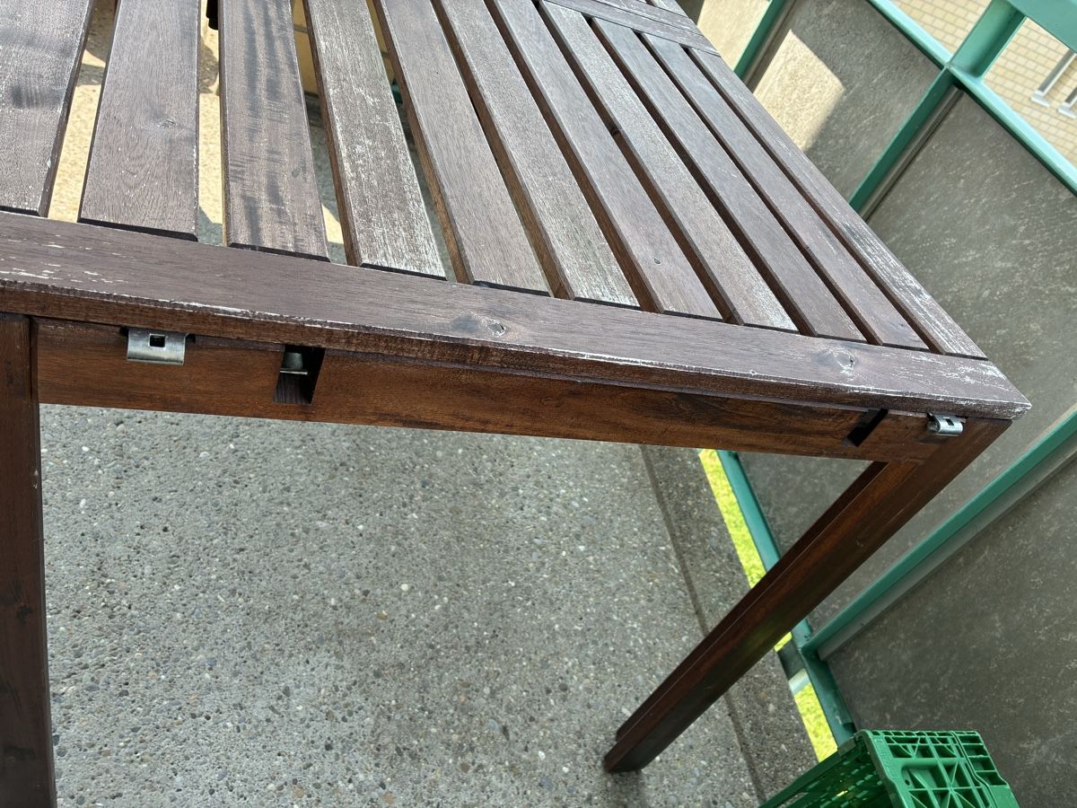 Tavoli: Gartentisch aus dunklem Holz, Zustand gut – Usato da Cham venduto da centuno75 2
