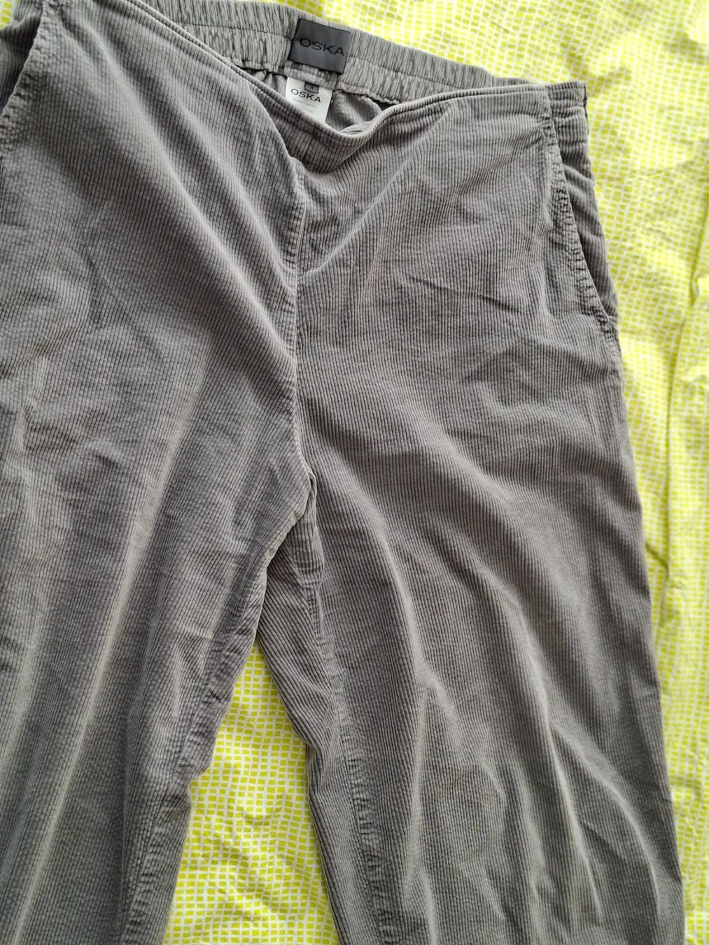 Pantaloni: Oska Cordhose grau, 4 – Usato da Biel/Bienne venduto da NinaArnes29 1