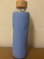 Trinkflasche Glas mit Silikonschutz und Bambusdeckel blau
