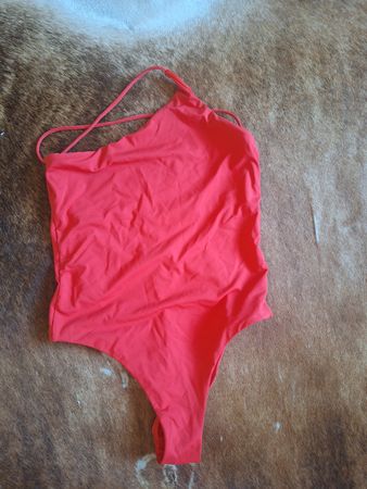 Sommerlicher, roter Badeanzug, One-Shoulder Style