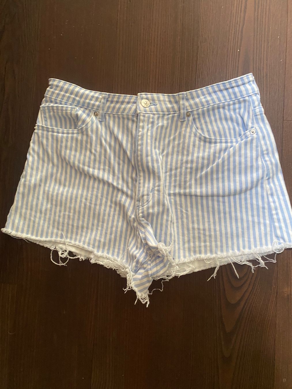 H&M Jeans: Jeans Shorts, Gr. M, hellblau-weiss – Usato da Dielsdorf venduto da sissy04