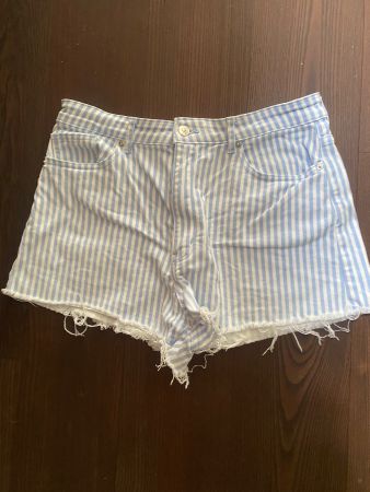 Jeans Shorts, Gr. M, hellblau-weiss