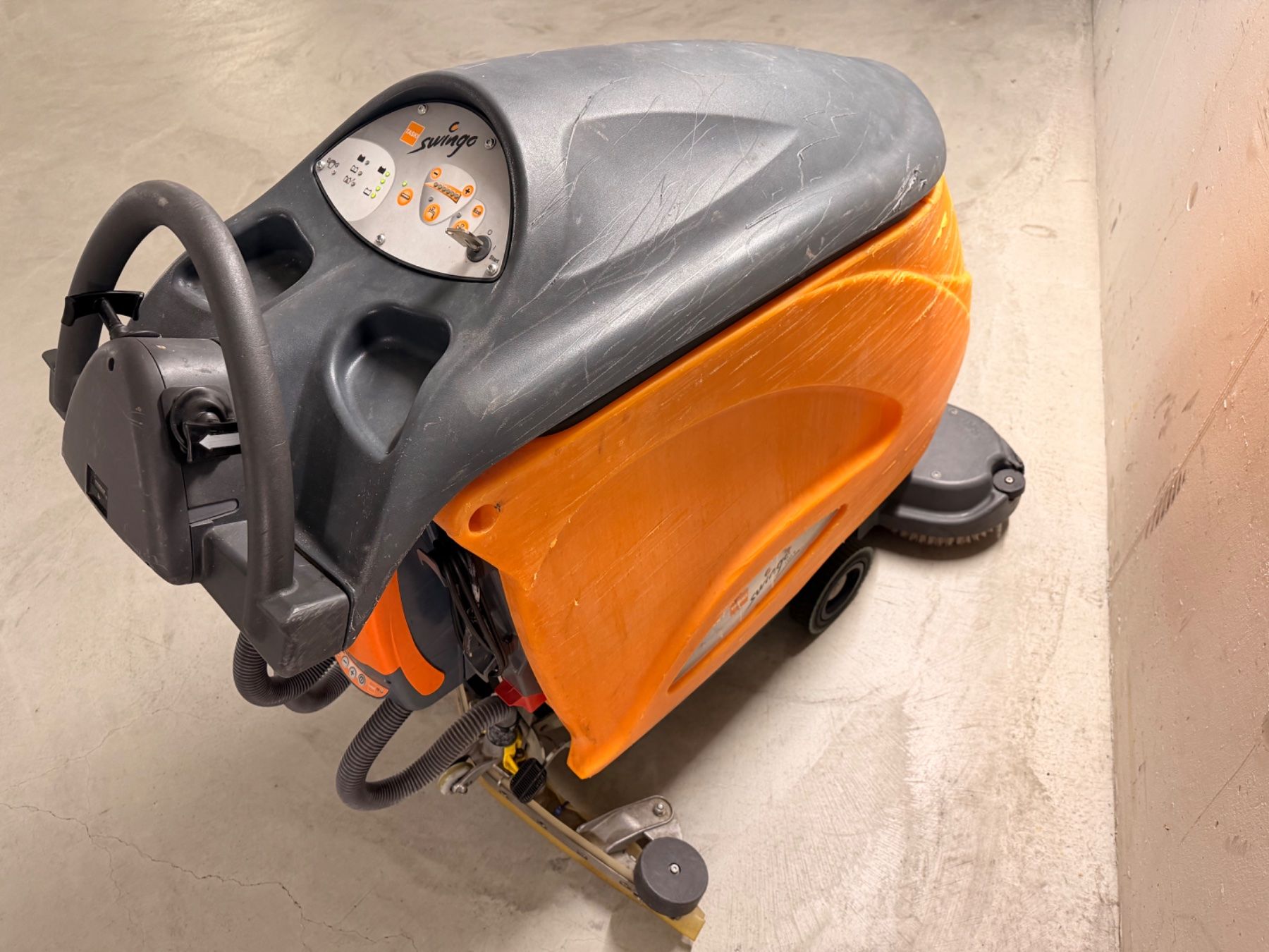 Toutes les machines: Taski Swingo 1255B mit Desomat – D'occasion à Rüschlikon par am6000 1