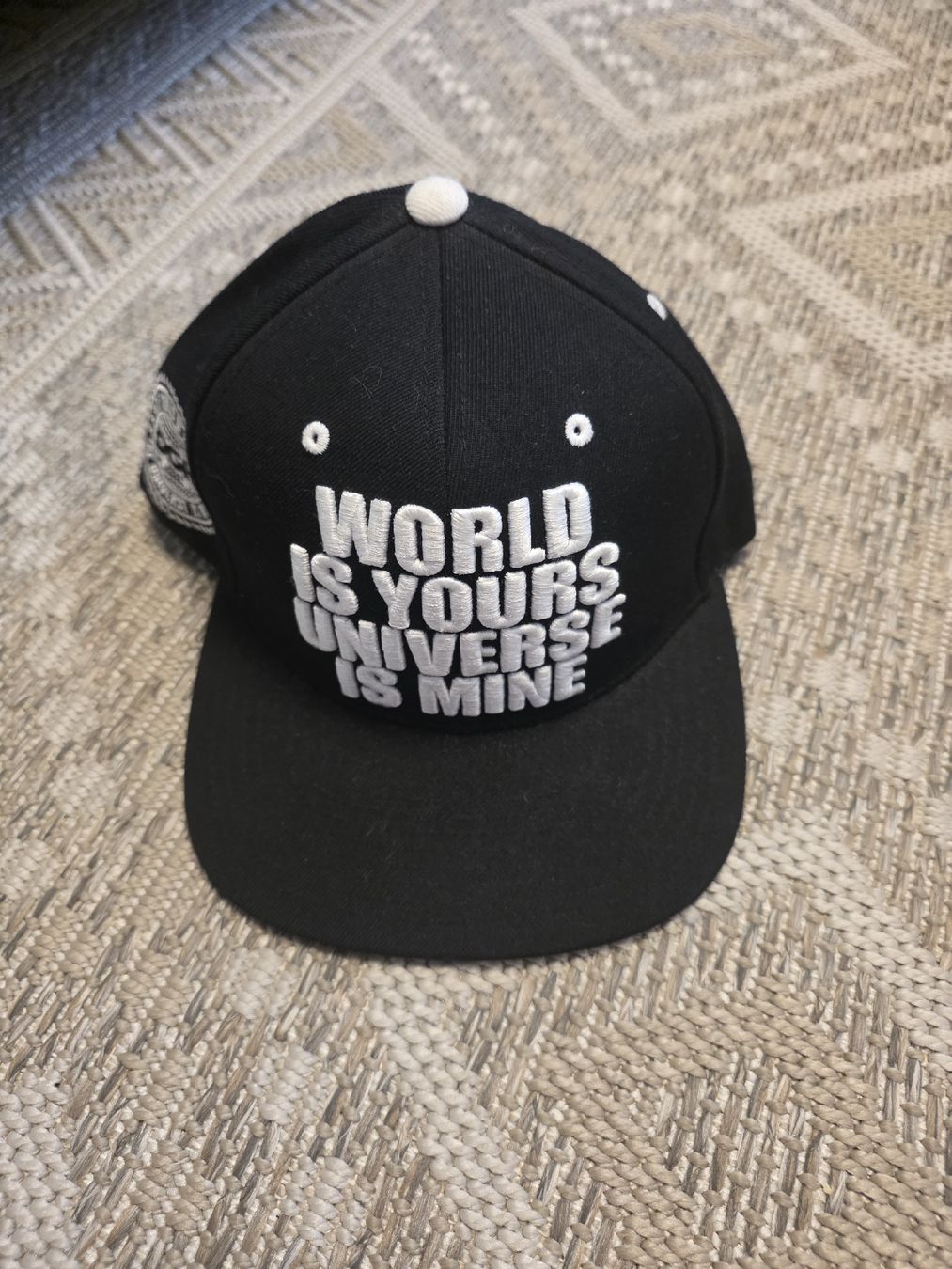 Hüte, Mützen & Caps: DGK Snapback Cap schwarz "World is Yours"  – Gebraucht aus Dorf von Echo_Elements