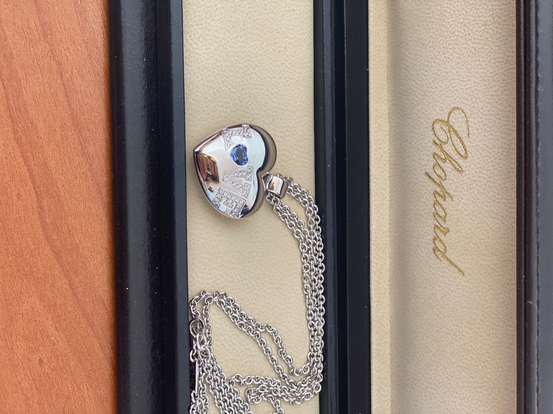 Chopard Ciondoli: Pendentif Love Chopard or blanc, saphir et diamants – Usato da Rolle venduto da Fanjiette