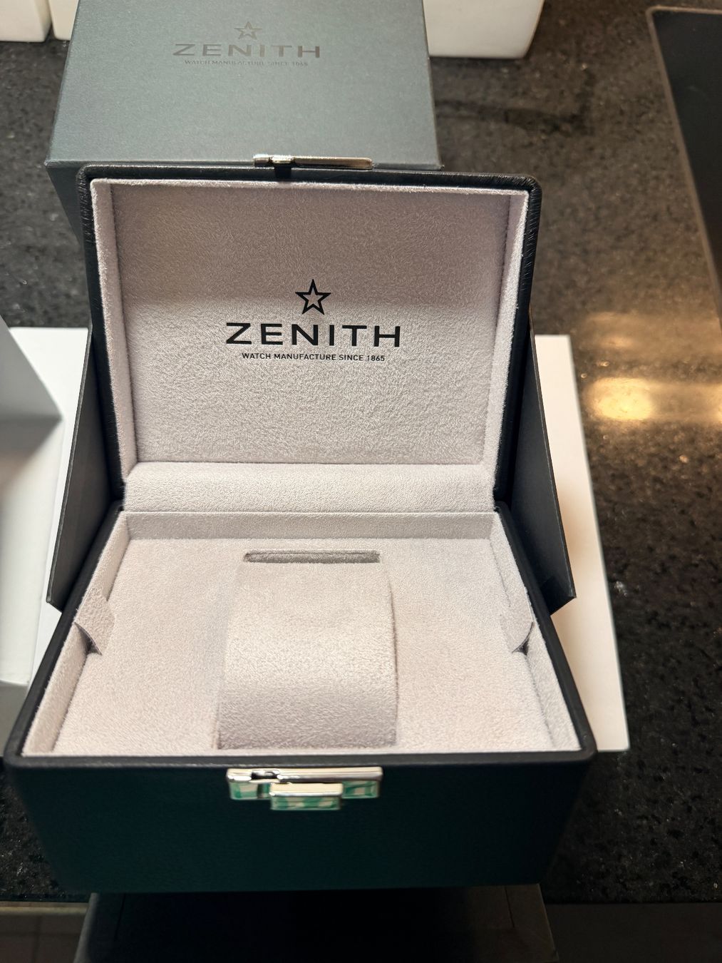 Zenith Scatole porta orologi: Zenith Uhrenbox-neu mit Umkarton – Nuovo (secondo la descrizione) da Grenchen venduto da jarek42