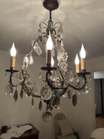 Lustre ancien, fer forgé et cristaux transparent et couleur