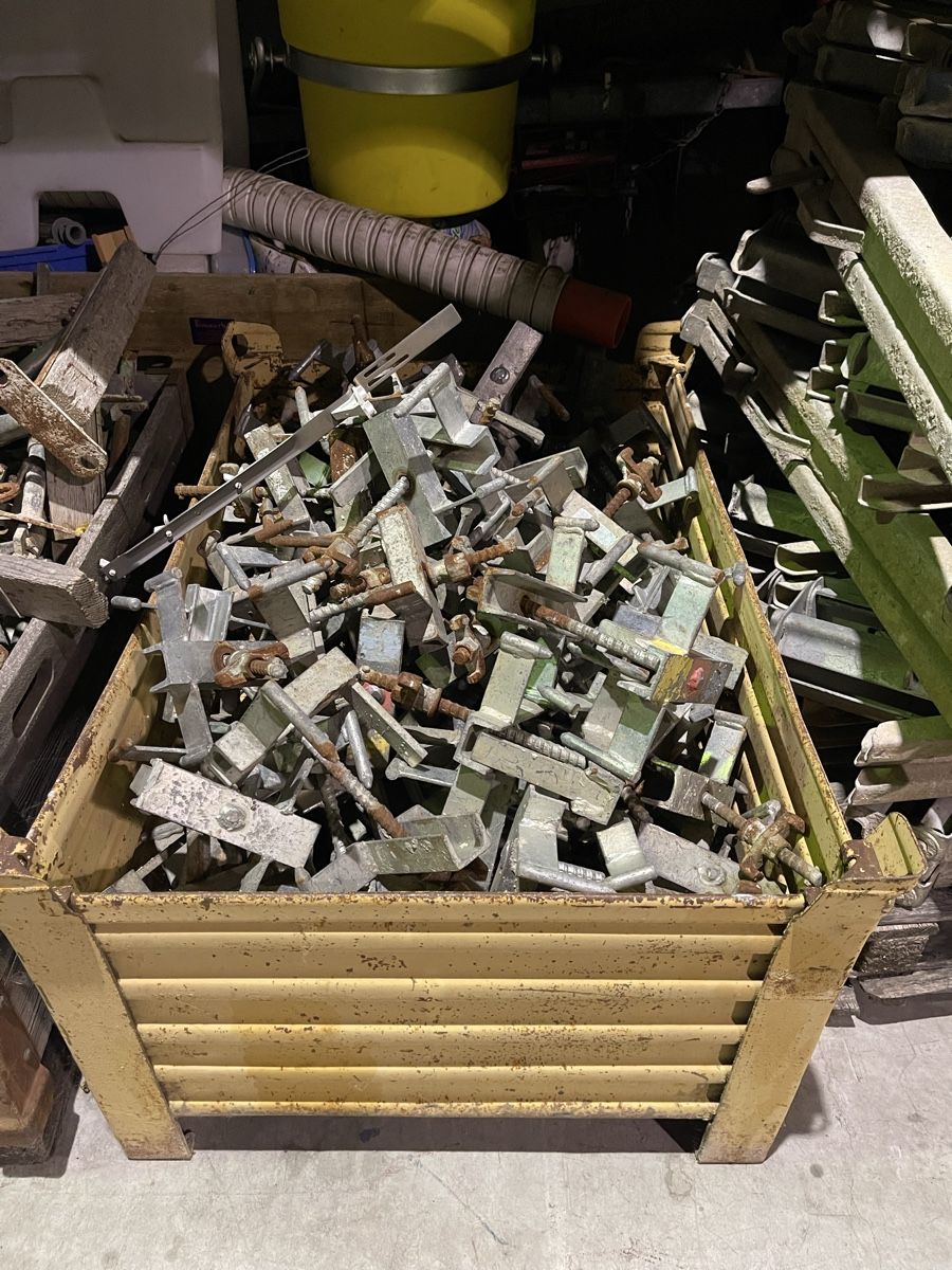 Tutti gli attrezzi: 1 palette avec ces accessoires de coffrage – Usato da Romont FR venduto da Sui_d_m2026 1