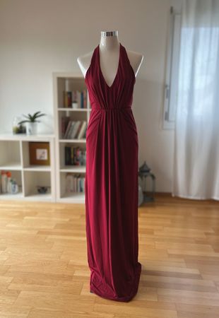 Rotes Abendkleid mit spektakulärer Rückenansicht