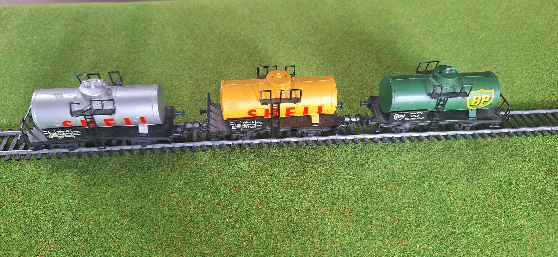 Kleinbahn Modellini di ferrovie: Kleinbahn HO Güterwagen Shell, BP - Sammlers – Usato da Arnegg venduto da Skippy2.0