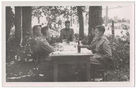 Soldaten im Biergarten, Fotokarte