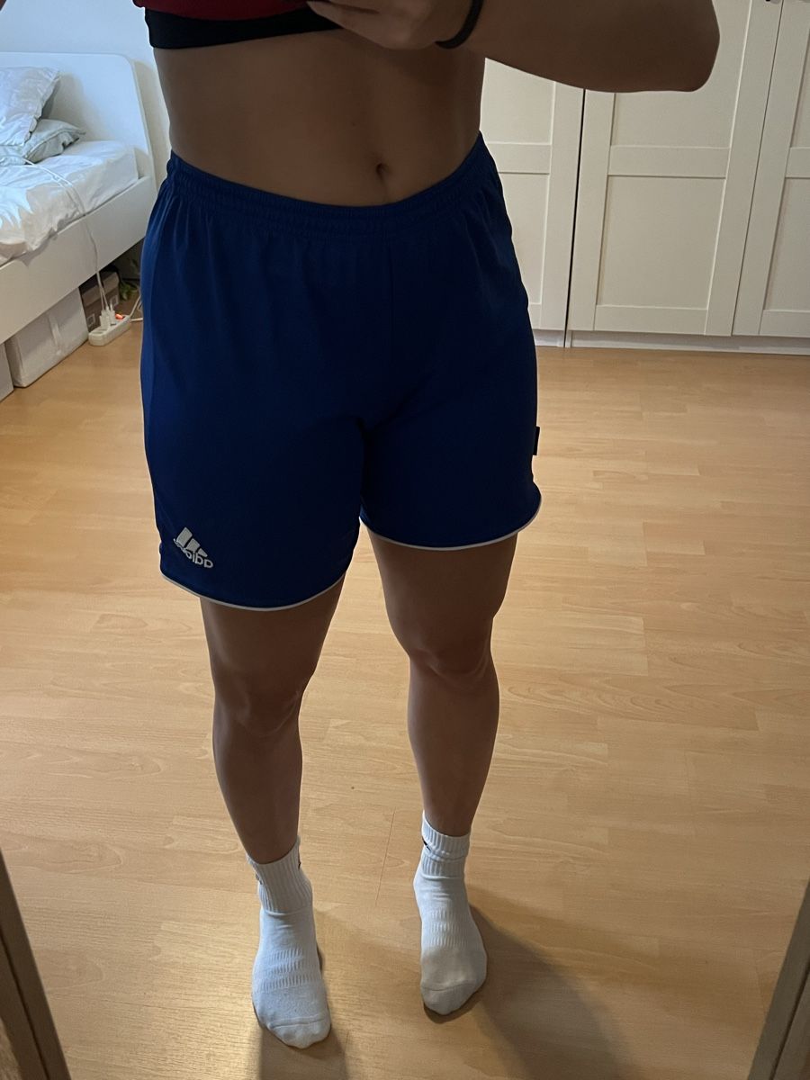 Adidas Pantaloni: Adidas Sporthose kurz – Usato da Zürich venduto da Reeebi 1