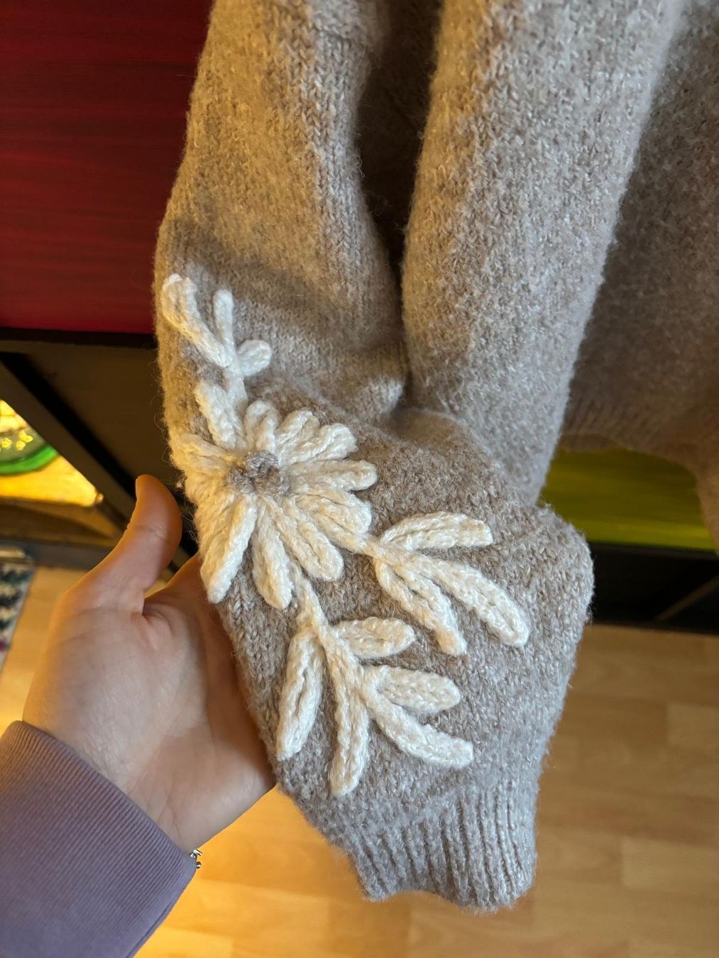 Maglioni & Felpe: Warmer Strickpullover mit Blumenmuster, Grösse M – Usato da Bülach venduto da reaos 1