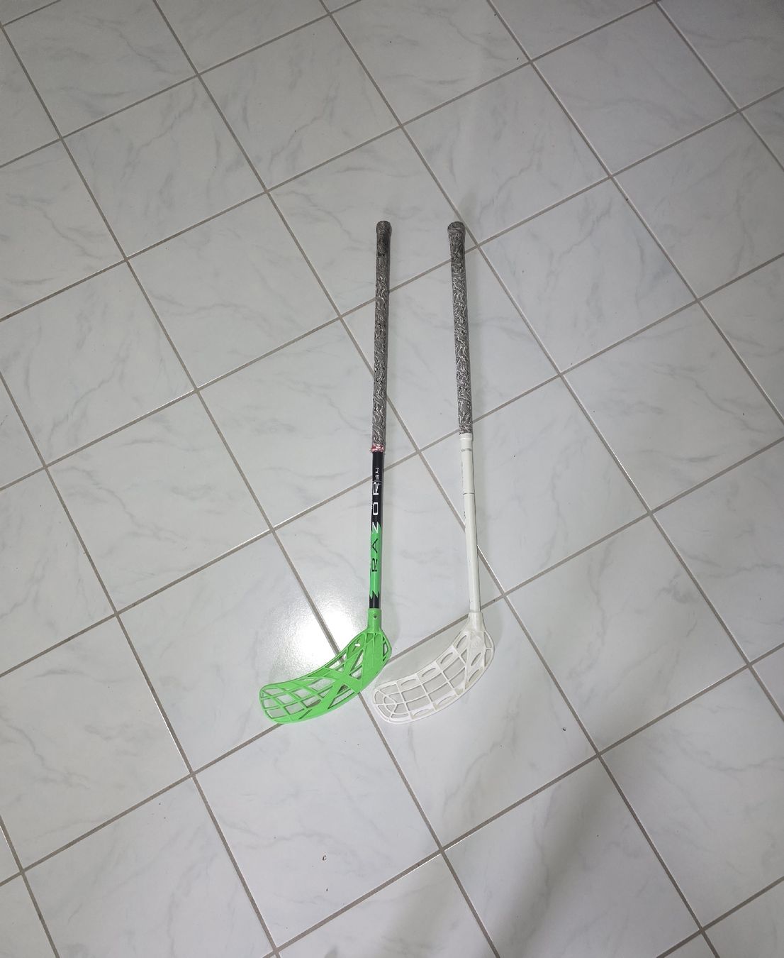 Giochi: 2 Junior Unihockey Schläger  – Usato da Hildisrieden venduto da Art_z5k7