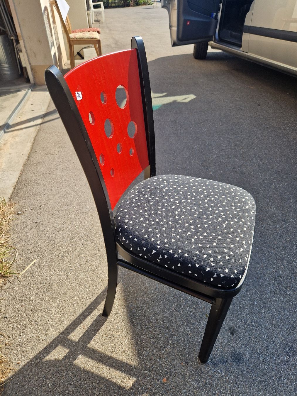 Chaises: Stuhl rot-schwarz mit Muster  – D'occasion à Mörigen par Clio111 1