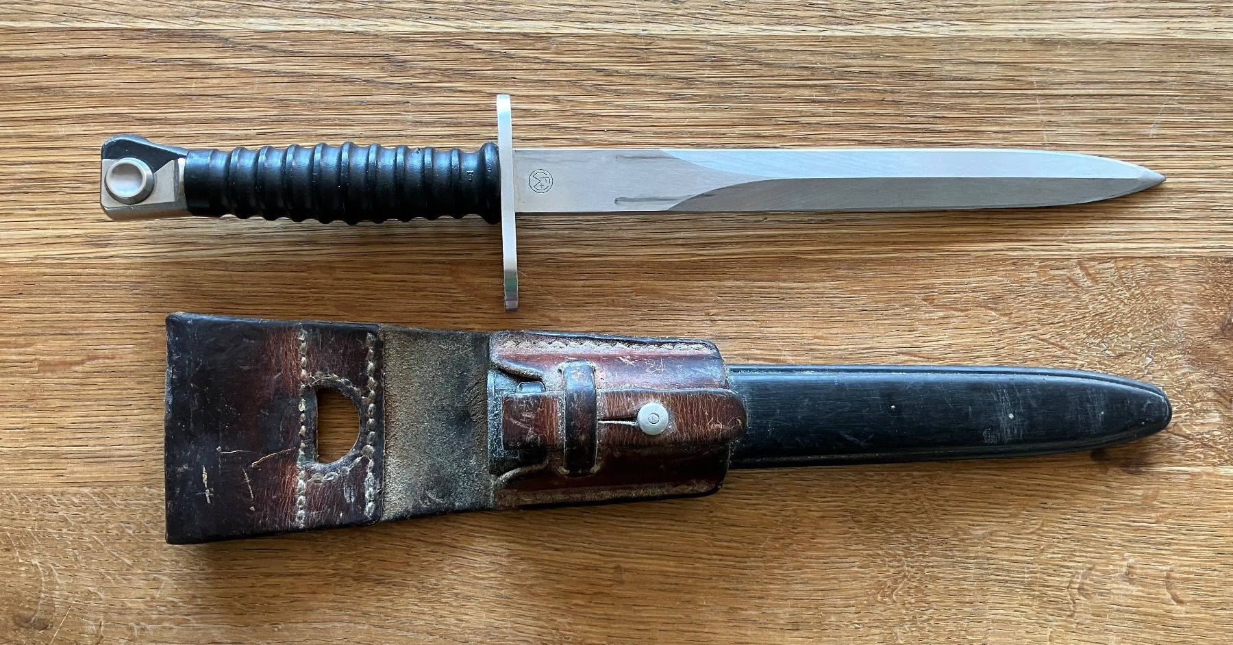 Schweizer Armee Armi bianche: Bajonett mit Scheide Leder braun Metall gebraucht – Usato da Waldstatt venduto da breitaxt