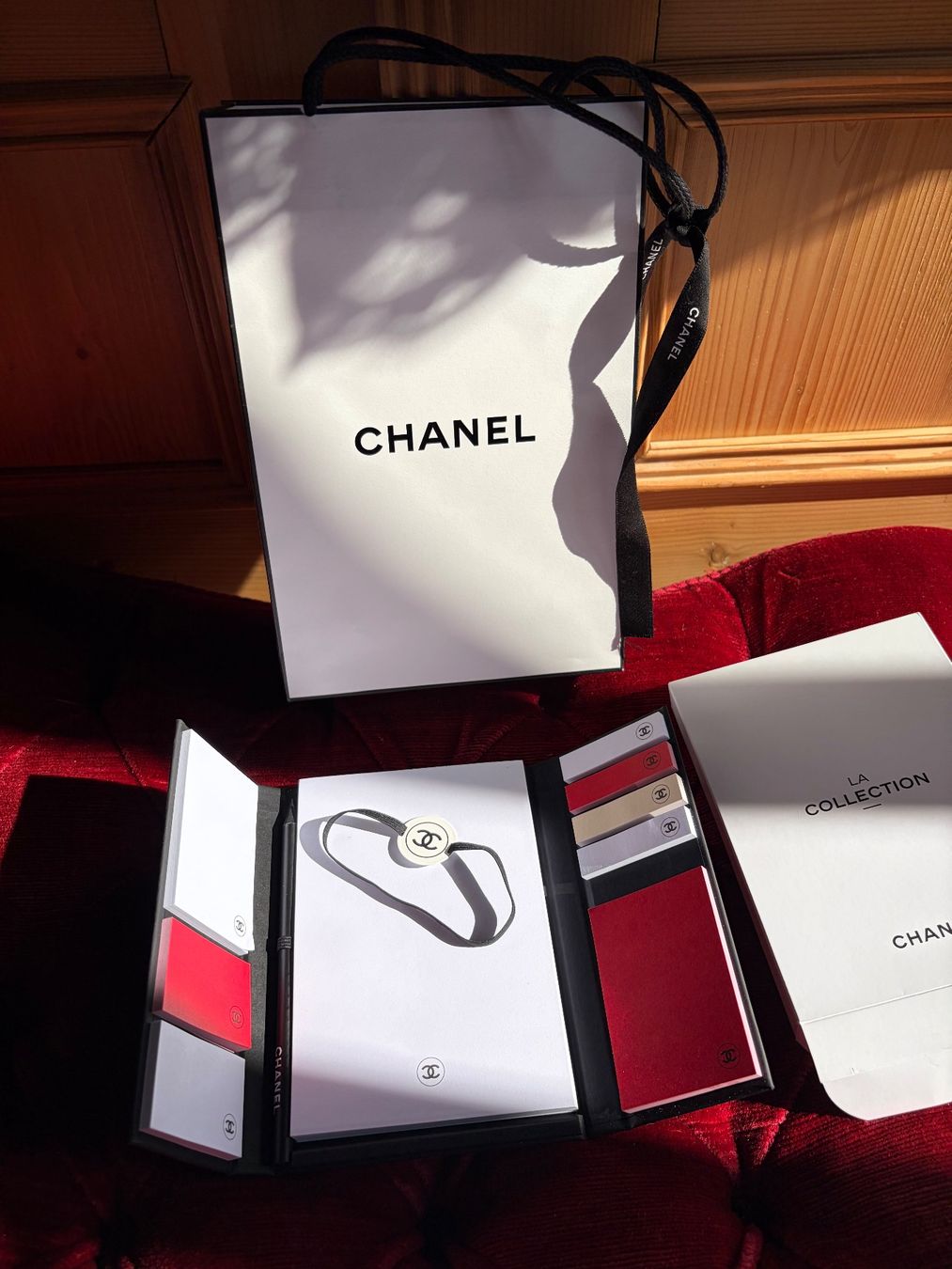 Libri: CHANEL  LA COLLECTION  Buch  / Notizbuch mit Bleistift / – Nuovo (secondo la descrizione) da Interlaken venduto da Bona55 8