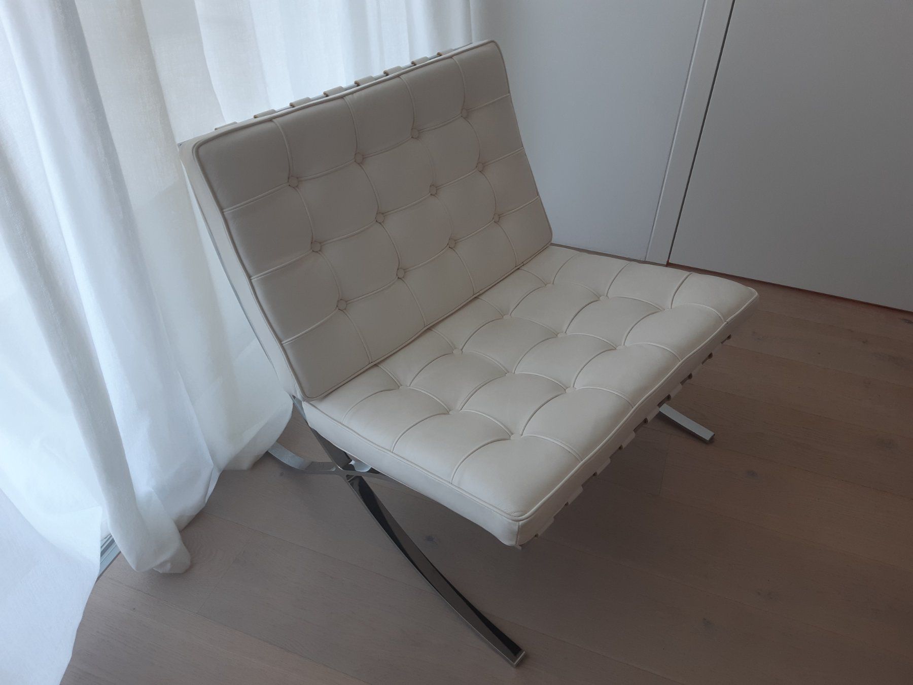 Sessel: Barcelona Chair Replica weiss (ecru) – Gebraucht aus Herrliberg von Air16 1