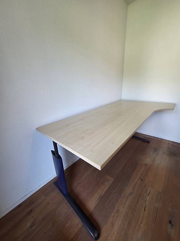 Scrivanie: Massiver Schreibtisch – Usato da Liestal venduto da skrumm