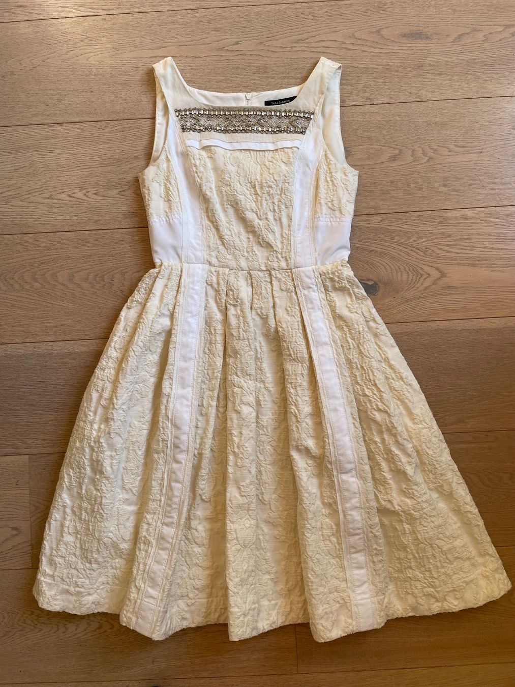 Tara Jarmon Vestiti: Robe évasée diamantée Tara Jarmon – Nuovo (secondo la descrizione) da Troinex venduto da nadinebmichaelson 3