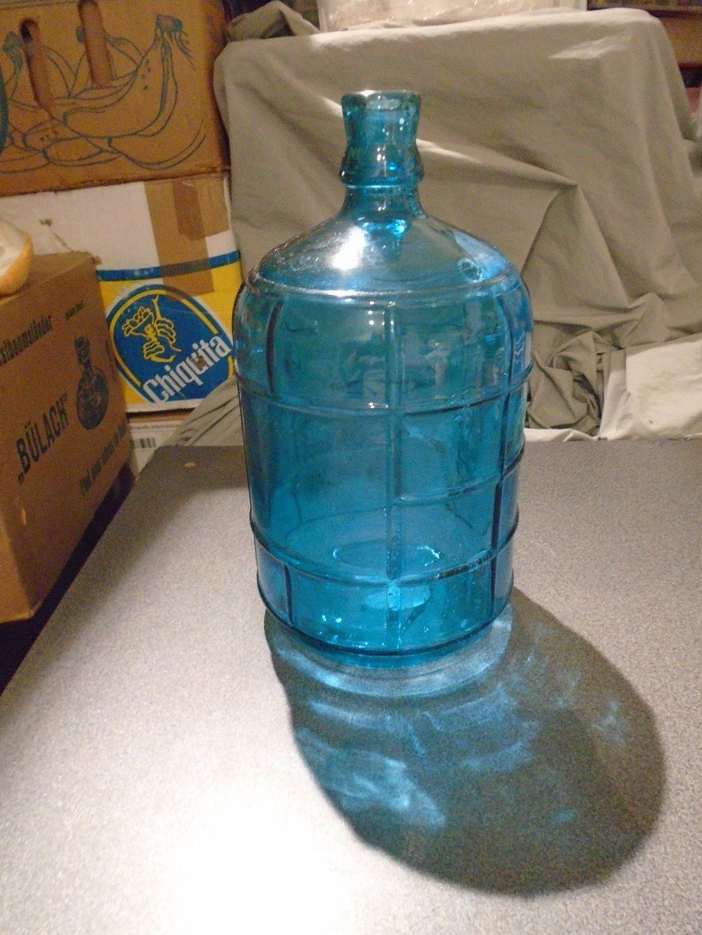 Autres vaisselles & verres: Flasche blau Glas, rechteckiges Muster – D'occasion à Zürich par abraxas1291