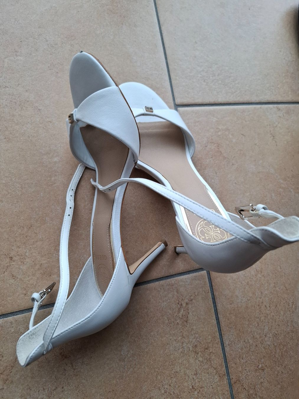 Guess Scarpe da donna: Sandales GUESS blanches taille 36 – Usato da Echallens venduto da dianitas 2