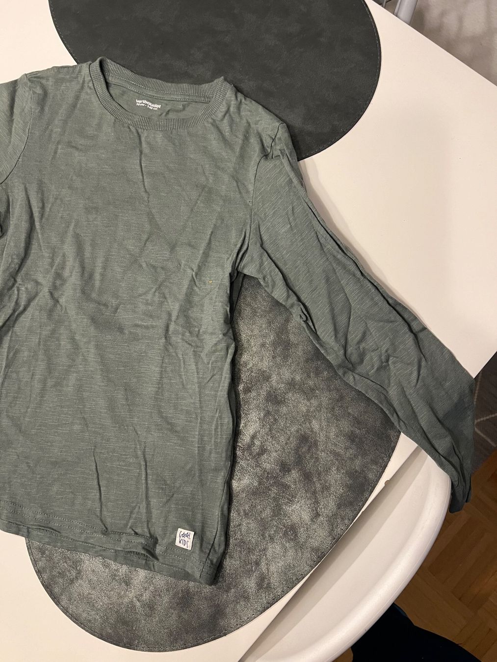 Pullover & Sweatshirts: VERTBAUDET SWEATSHIRT OLIVGRÜN 134 – Gebraucht aus Basel von theo-g77 1