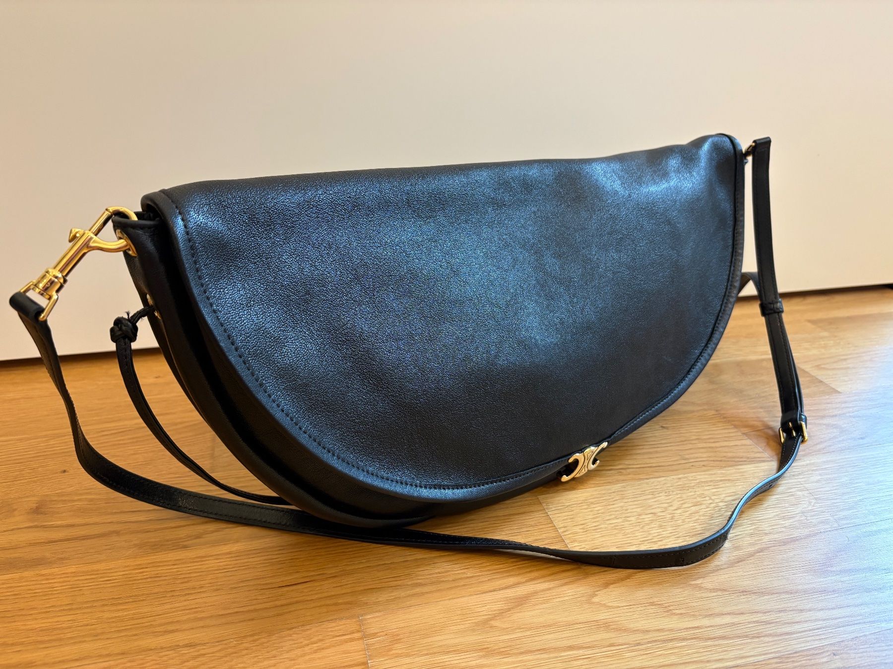 Celine Taschen für Damen: Celine - Halfmoon Triomphe Bag Medium in Schwarz – Gebraucht aus Zürich von cassandra1504 1