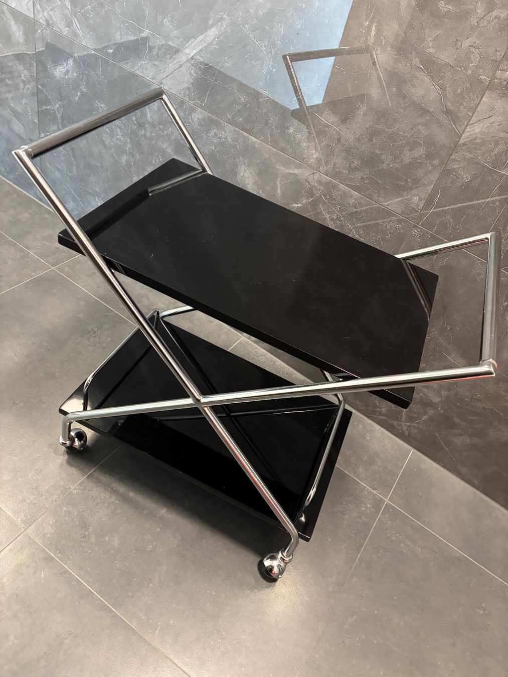 Koffer & Taschen: Moderner Designer Servierwagen Silber, Schwarz, Verchromt – Gebraucht aus Lengnau BE von 4ConsultingSolutions 3