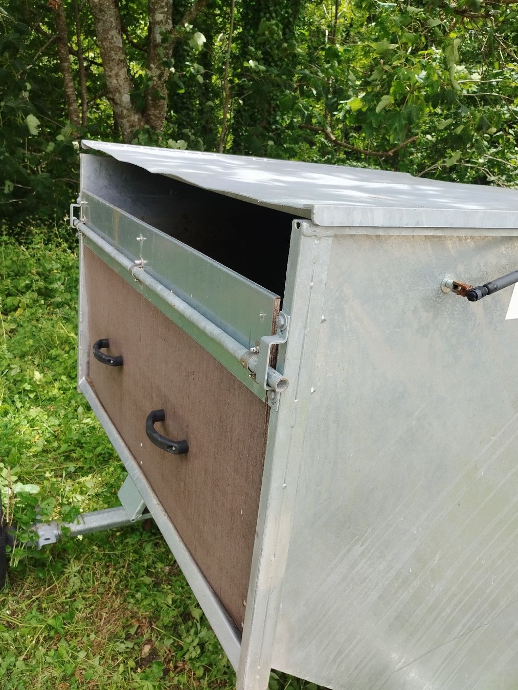 Korpus: Mistcontainer mit Fahrwerk 1.5m3 – Gebraucht aus Fischenthal von JURIGINAL 2
