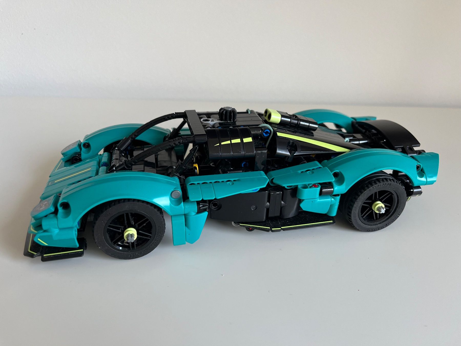 Lego Giocattoli: LEGO Technic Aston Martin Valkyrie 707 Teile – Usato da Stäfa venduto da Exclusive0 1